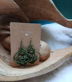 Boucles d’oreilles en micromacramé vert kaki – perles en laiton inoxydable | Bijou artisanal bohème chic fait main