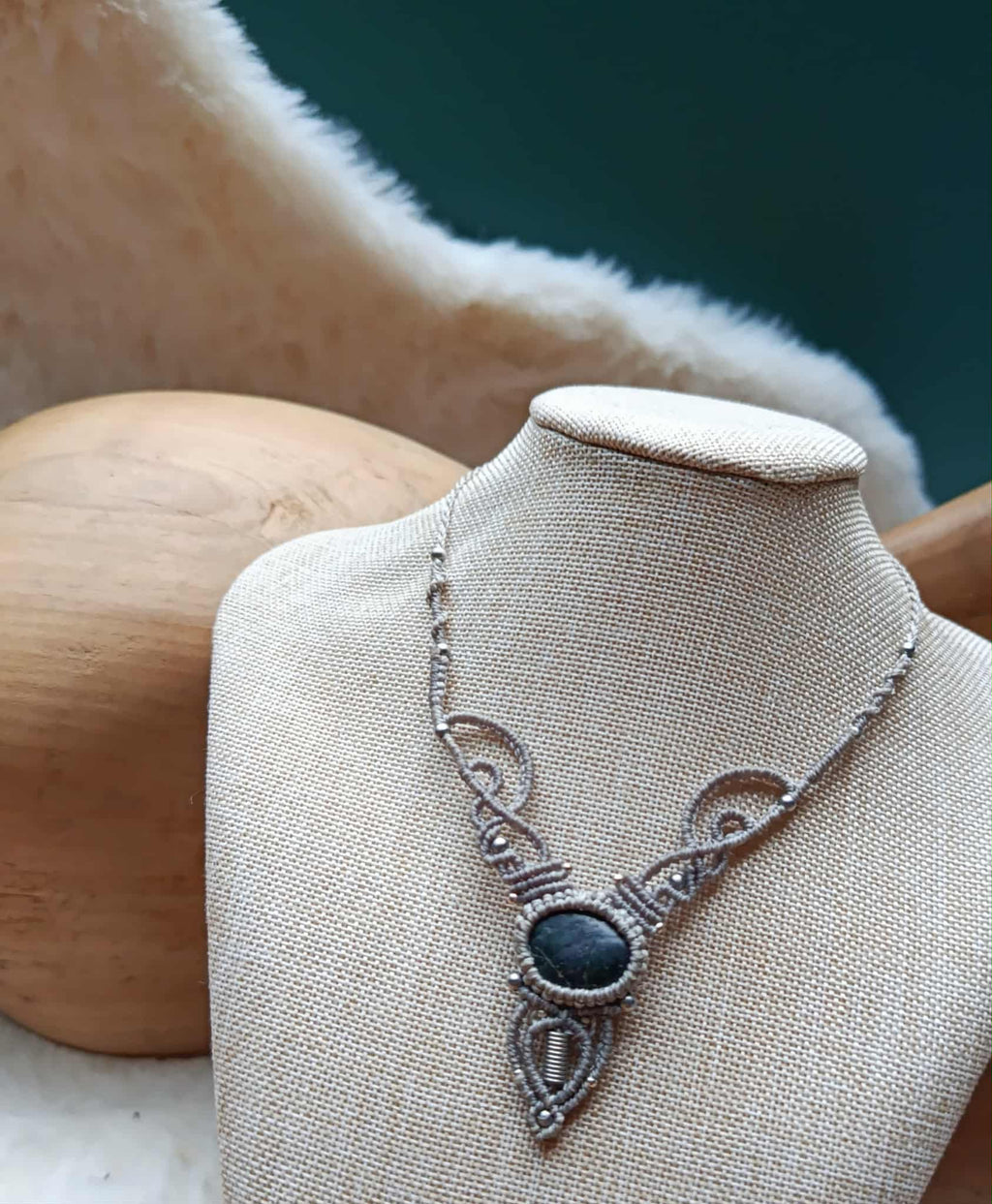 "Collier Artisanal en Micromacramé – Galet Ramassé à la Plage et Perles Grises en Acier Inoxydable"