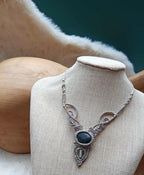 "Collier Artisanal en Micromacramé – Galet Ramassé à la Plage et Perles Grises en Acier Inoxydable"