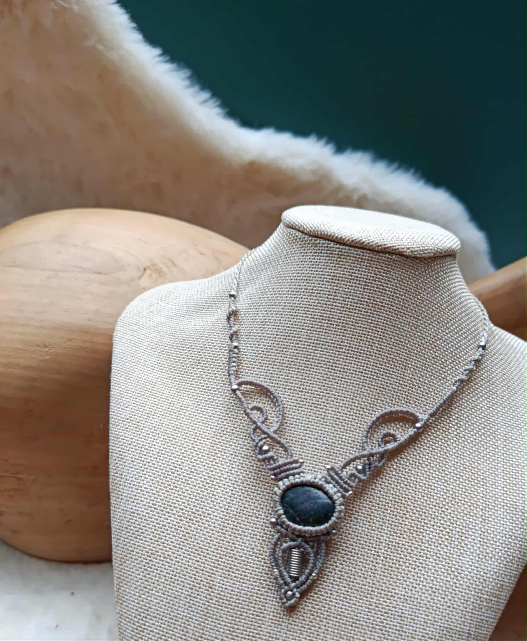 "Collier Artisanal en Micromacramé – Galet Ramassé à la Plage et Perles Grises en Acier Inoxydable"