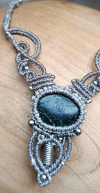 "Collier Artisanal en Micromacramé – Galet Ramassé à la Plage et Perles Grises en Acier Inoxydable"