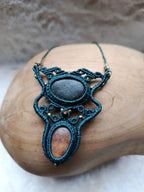 Collier en Macramé Bleu Vert – 2 Galets Naturels, Perle Œil de Tigre & Laiton Inoxydable | Bijou Artisanal Unique & Naturel