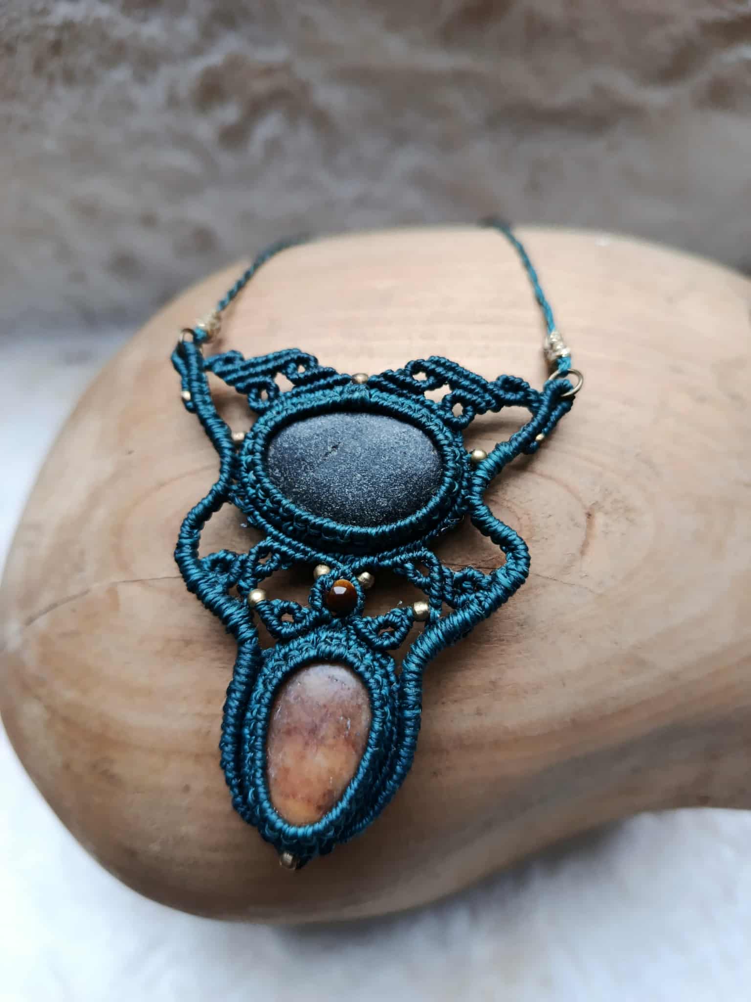 Collier en Macramé Bleu Vert – 2 Galets Naturels, Perle Œil de Tigre & Laiton Inoxydable | Bijou Artisanal Unique & Naturel