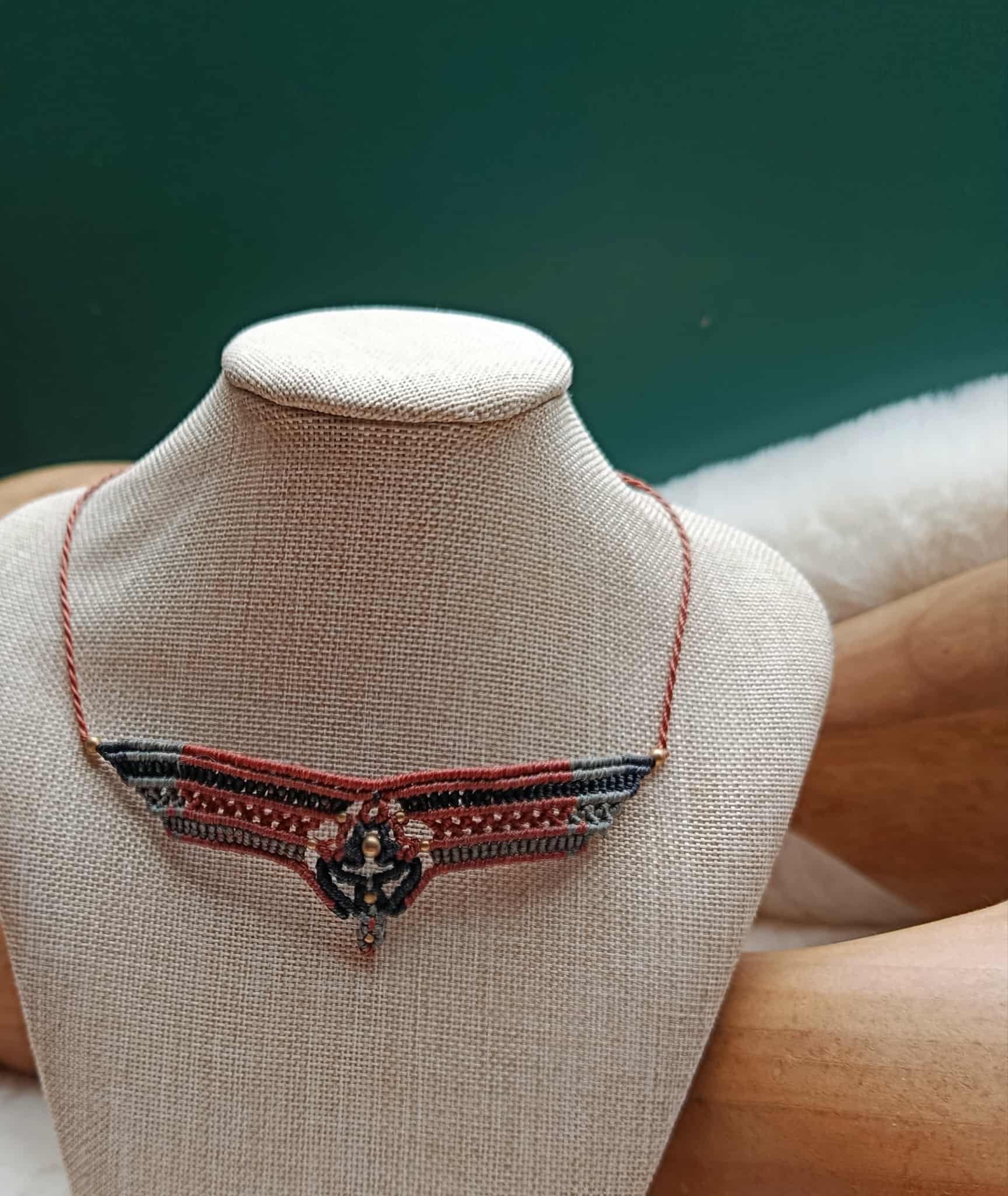 Petit collier en micromacramé camaïeu brun, noir et vert – perles en laiton inoxydable, bijou artisanal fait main