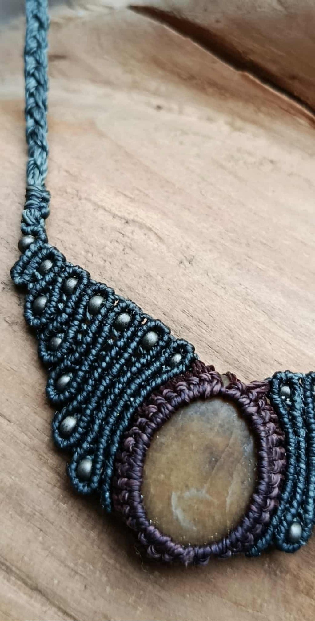 "Collier Artisanal en Micromacramé – Galet Jaune/Ocre, Fil Marron et Vert, Perles Métal"