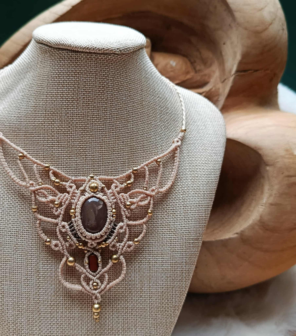 Collier mini plastron en micromacramé beige & brun – cabochon agate & perle en laiton inoxydable, bijou artisanal unique