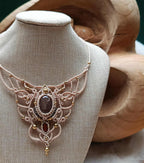 Collier mini plastron en micromacramé beige & brun – cabochon agate & perle en laiton inoxydable, bijou artisanal unique