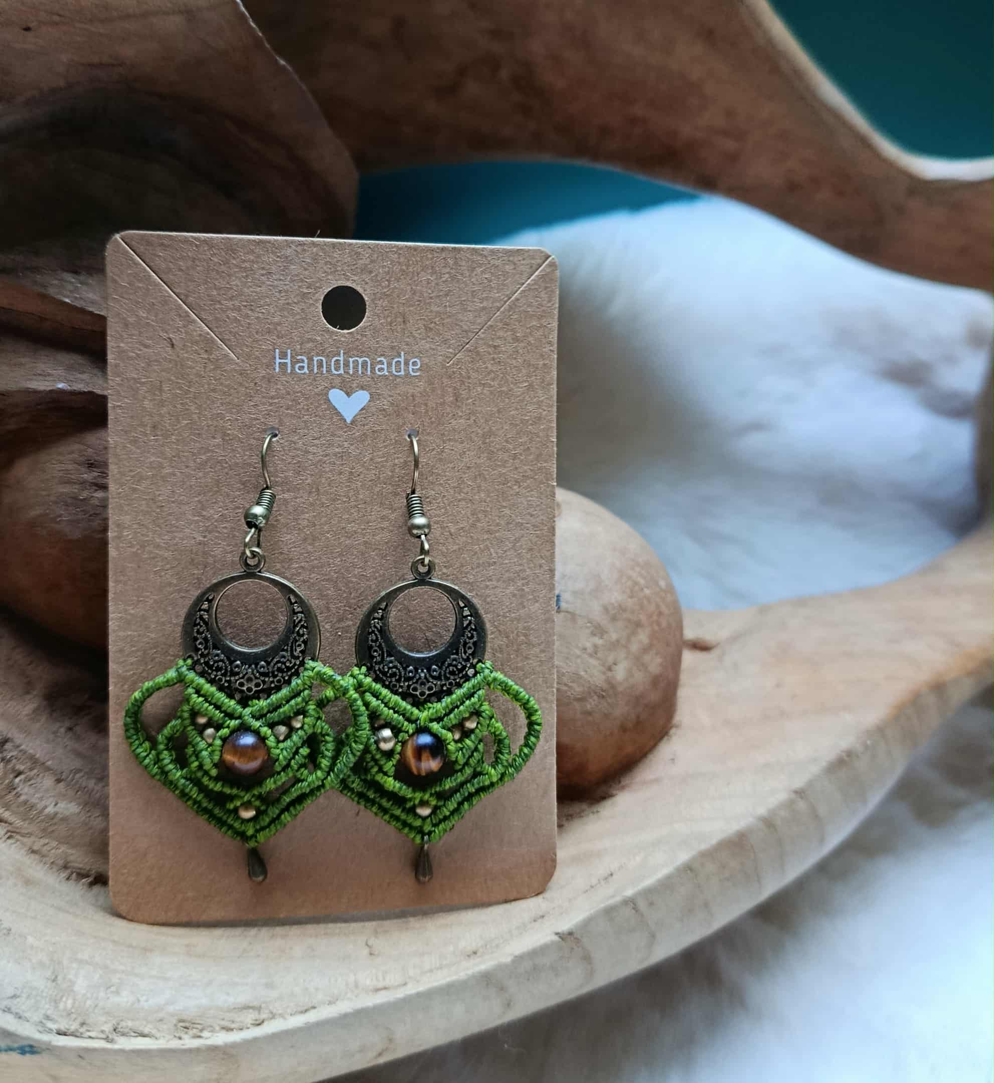 Boucles d’oreilles en micromacramé vert – perle œil de tigre et laiton inoxydable | Bijou artisanal bohème chic fait main