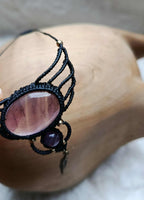 "Collier Bohème Artisanal – Micromacramé, Améthyste et Plume en Laiton"