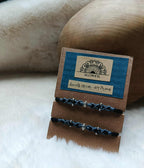 Lacets noirs avec bijou en micromacramé bleu et perles en acier inoxydable – Accessoire artisanal unique