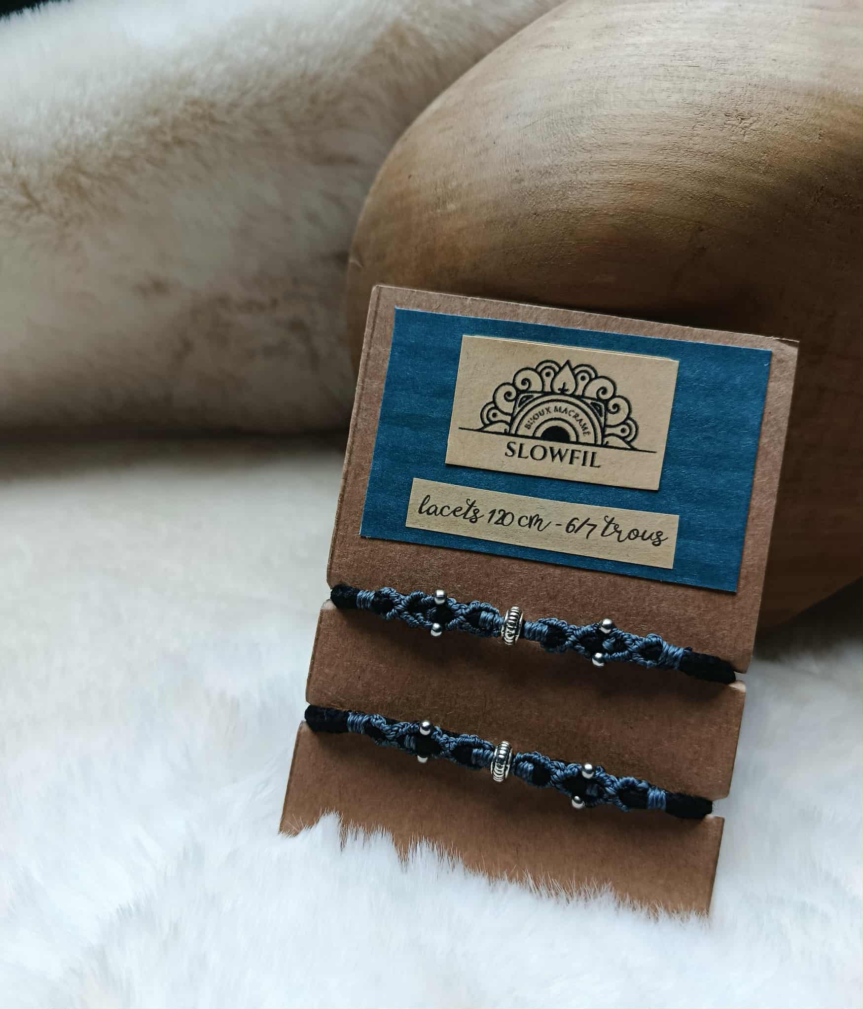 Lacets noirs avec bijou en micromacramé bleu et perles en acier inoxydable – Accessoire artisanal unique