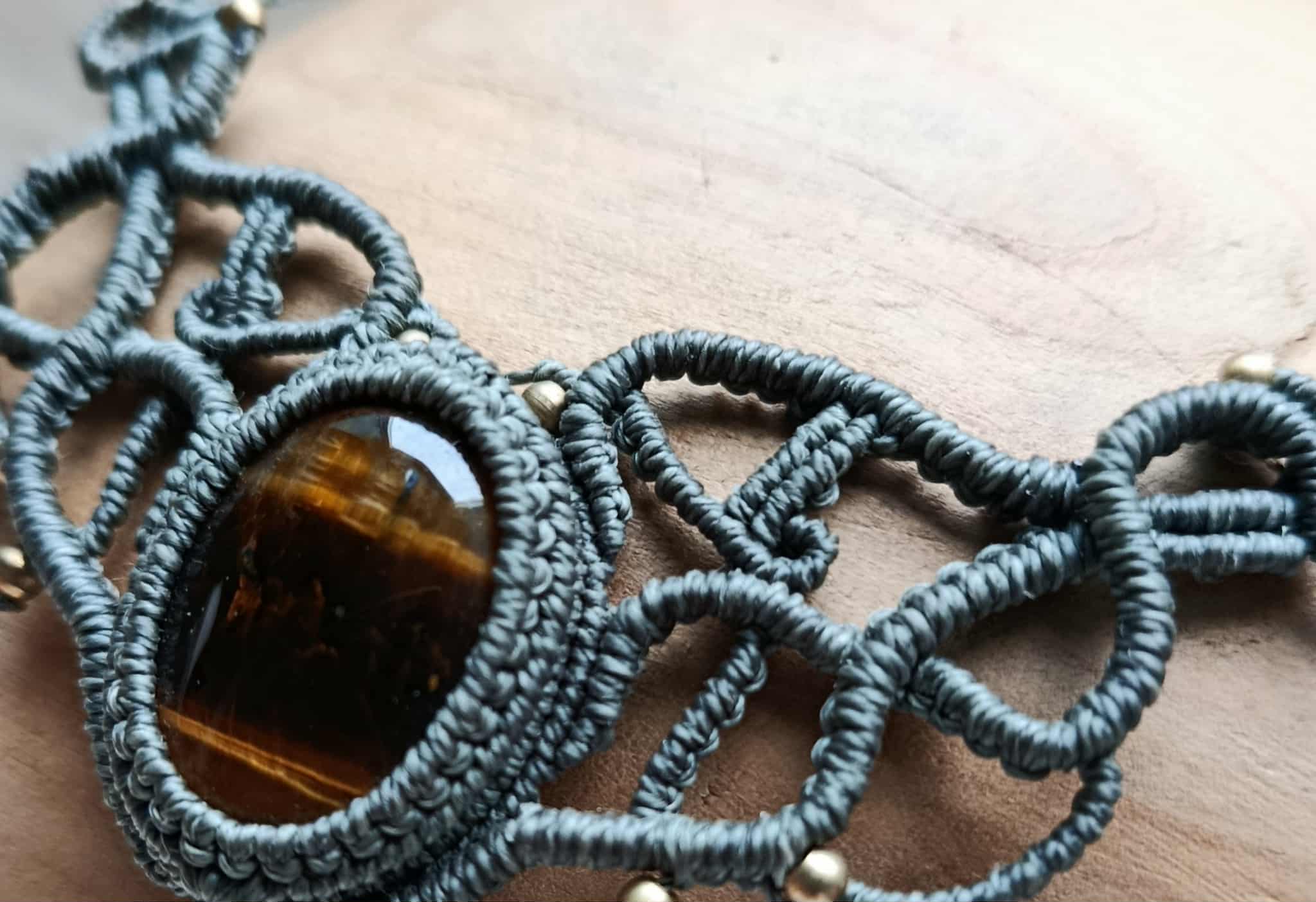 "Collier Mini Plastron en Micromacramé – Pierre Naturelle Œil de Tigre et Perles Laiton"