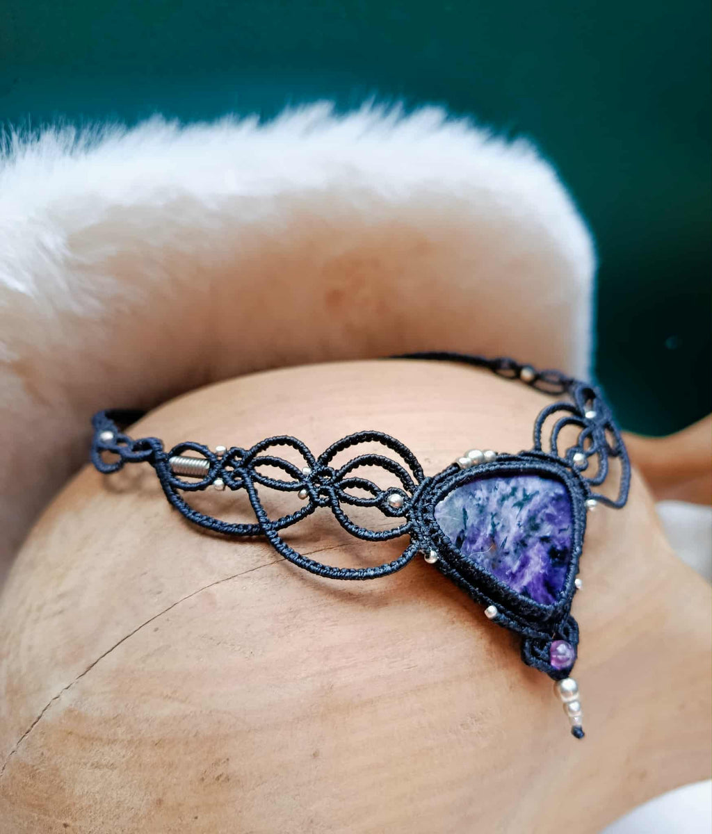 Collier artisanal en micromacramé – Charoïte & Améthyste | Fil noir & acier inoxydable