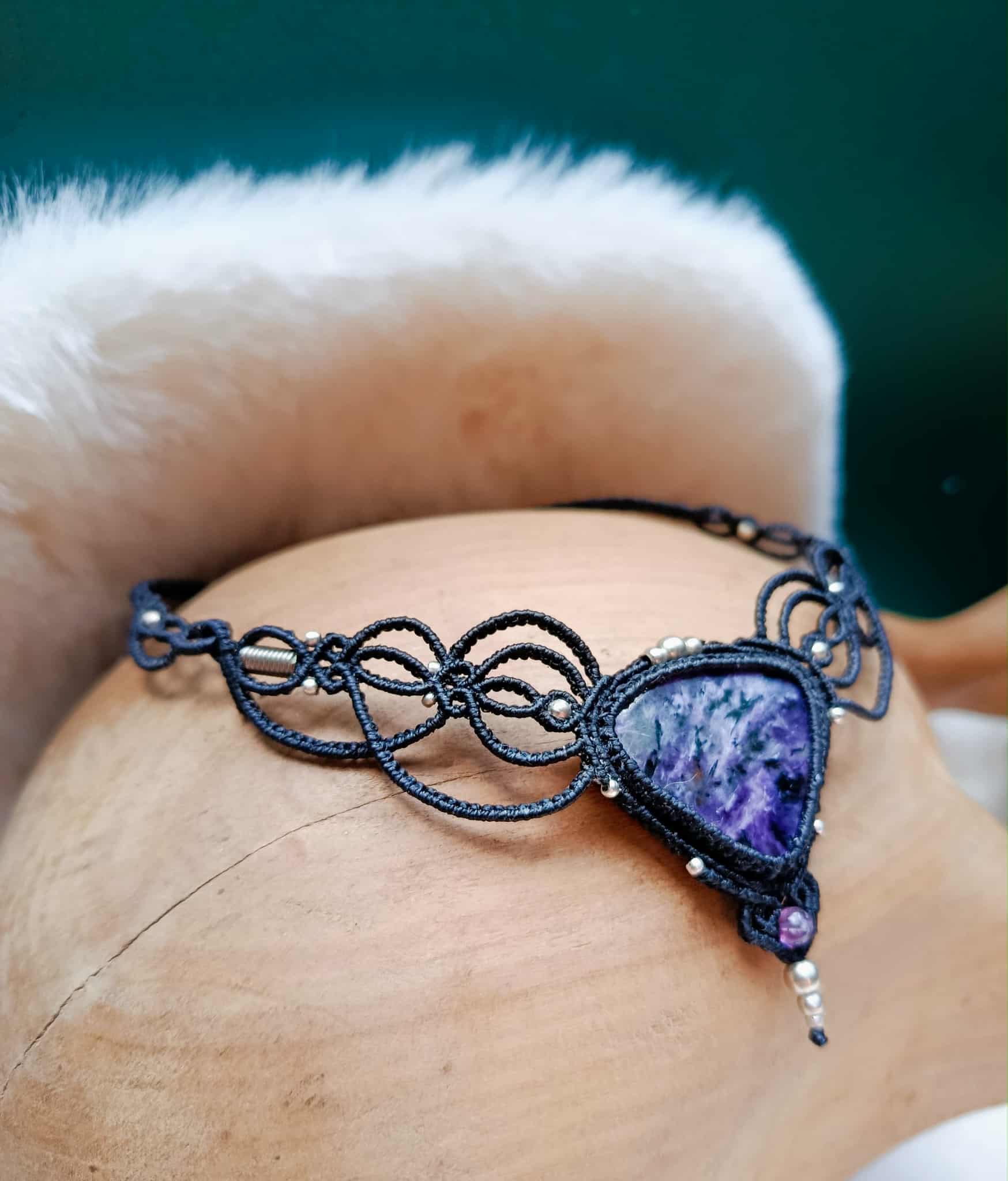 Collier artisanal en micromacramé – Charoïte & Améthyste | Fil noir & acier inoxydable