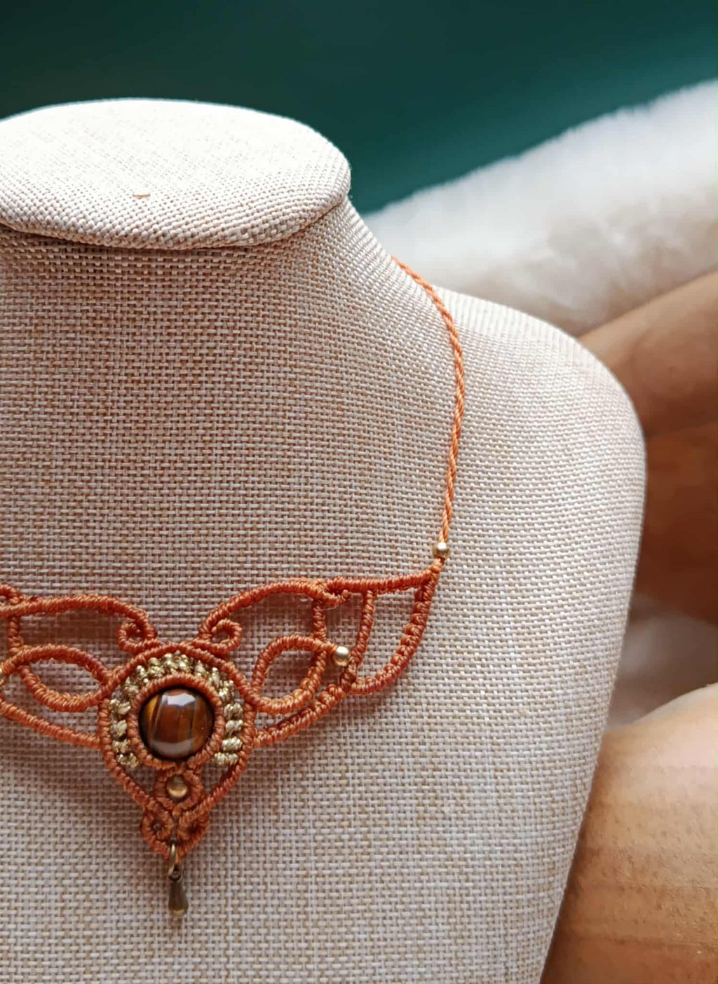 Mini plastron en micromacramé orangé et doré – perle œil de tigre & perle en laiton inoxydable, bijou artisanal unique