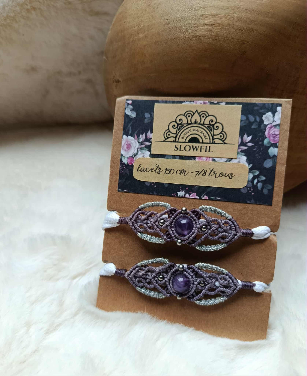 « Lacets blancs avec bijou en micromacramé, perle d’améthyste, fil ciré mauve et argenté, perles en acier inoxydable »