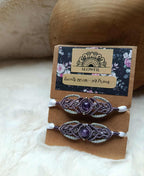 « Lacets blancs avec bijou en micromacramé, perle d’améthyste, fil ciré mauve et argenté, perles en acier inoxydable »