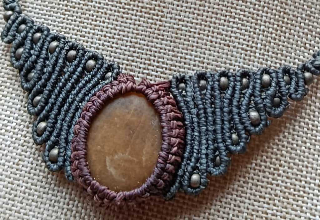 "Collier Artisanal en Micromacramé – Galet Jaune/Ocre, Fil Marron et Vert, Perles Métal"