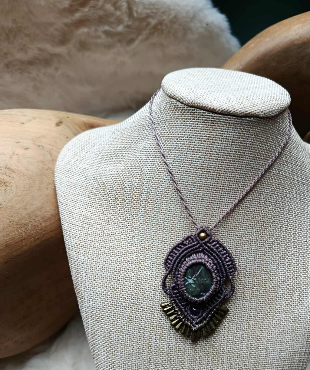 Collier en Micromacramé Violet Cendré – Galet de Plage Reflets Verts, Améthyste & Perle en Laiton | Bijou Artisanal Unique
