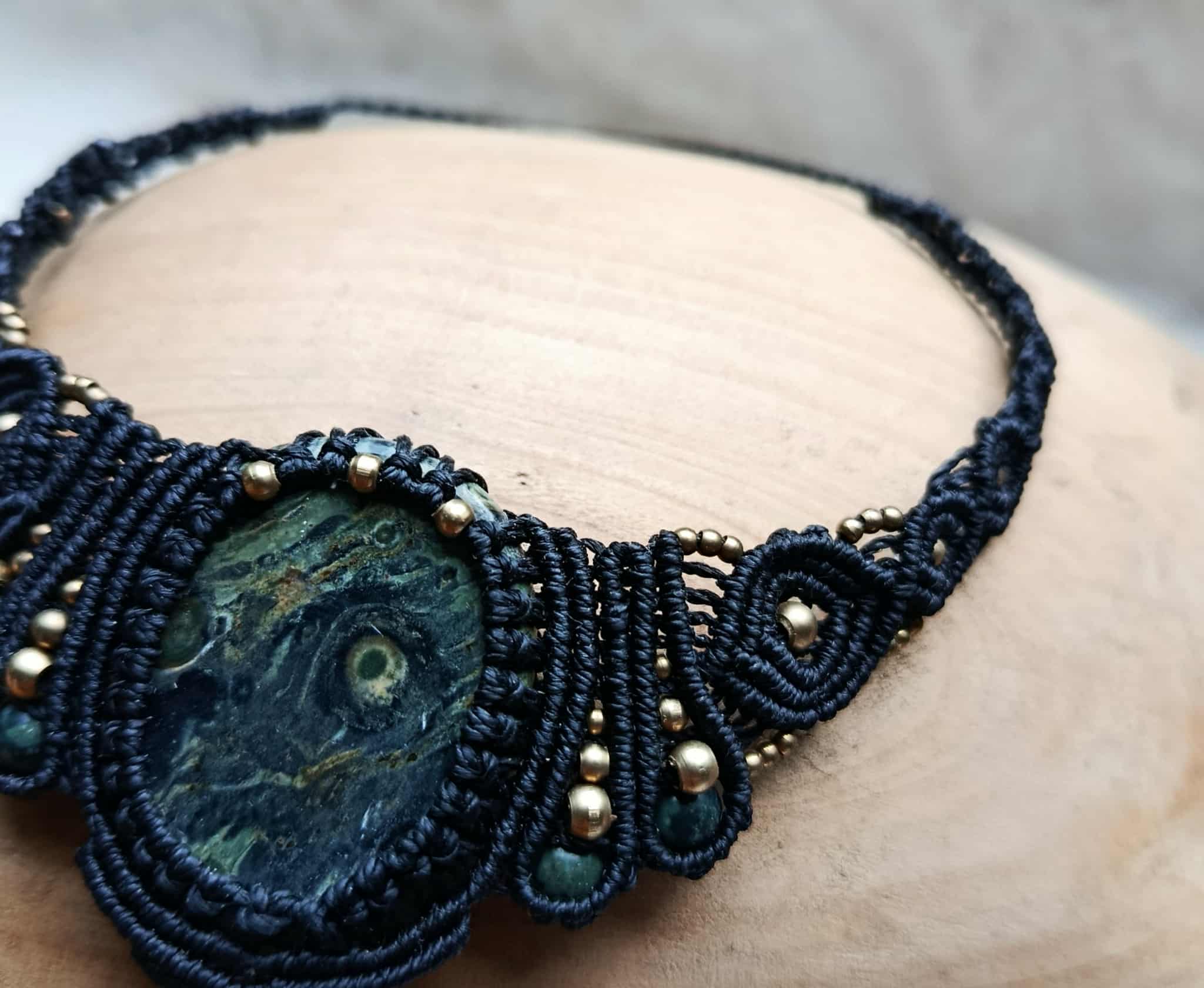 Collier en Micromacramé Noir – Pierre Kambaba & Perles en Laiton Inoxydable | Bijou Artisanal en Pierre Naturelle Unique