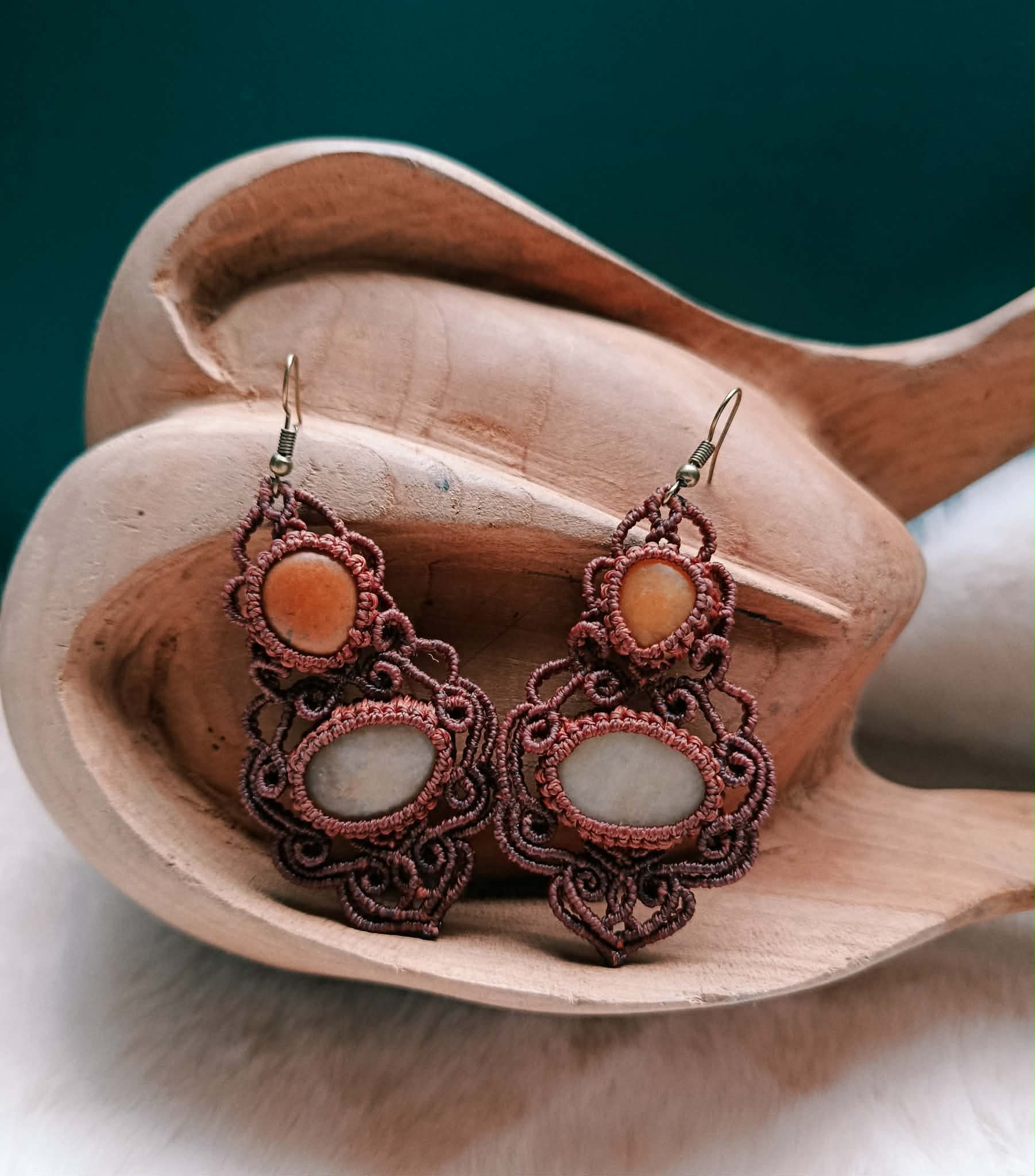 Boucles d’oreilles en micromacramé fait main – Galets de Bretagne blanc & ocre