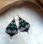 Boucles d’oreilles en micromacramé noir avec perle de malachite – Bijou artisanal bohème chic en laiton inoxydable fait main