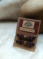 Lacets noirs en micromacramé avec perles en bois et œil de tigre, fil couleur prune et perles en laiton inoxydable