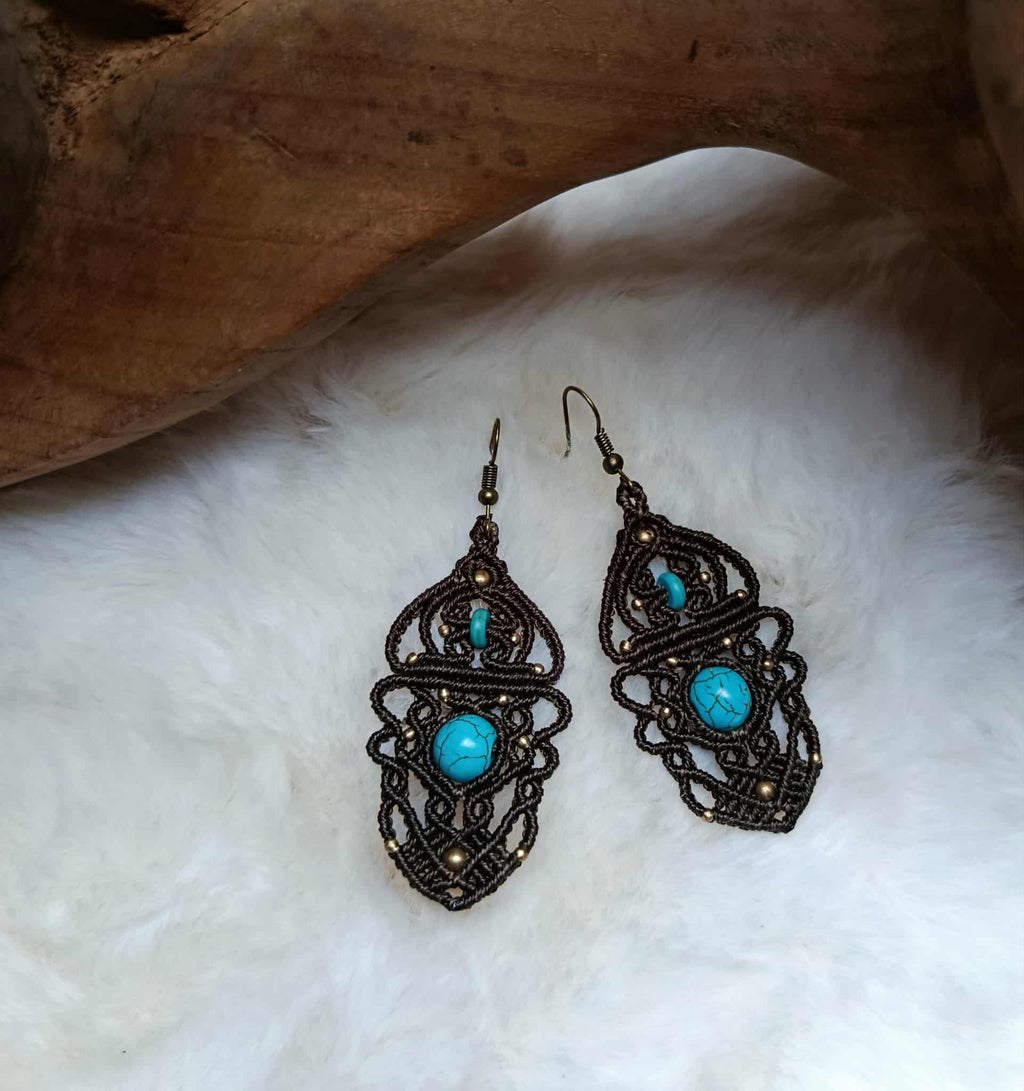 Boucles d’oreilles en micromacramé fil chocolat et perle turquoise – Bijou artisanal bohème chic avec perle en laiton inoxydable