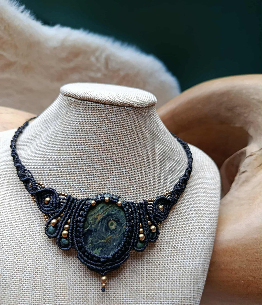 Collier en Micromacramé Noir – Pierre Kambaba & Perles en Laiton Inoxydable | Bijou Artisanal en Pierre Naturelle Unique