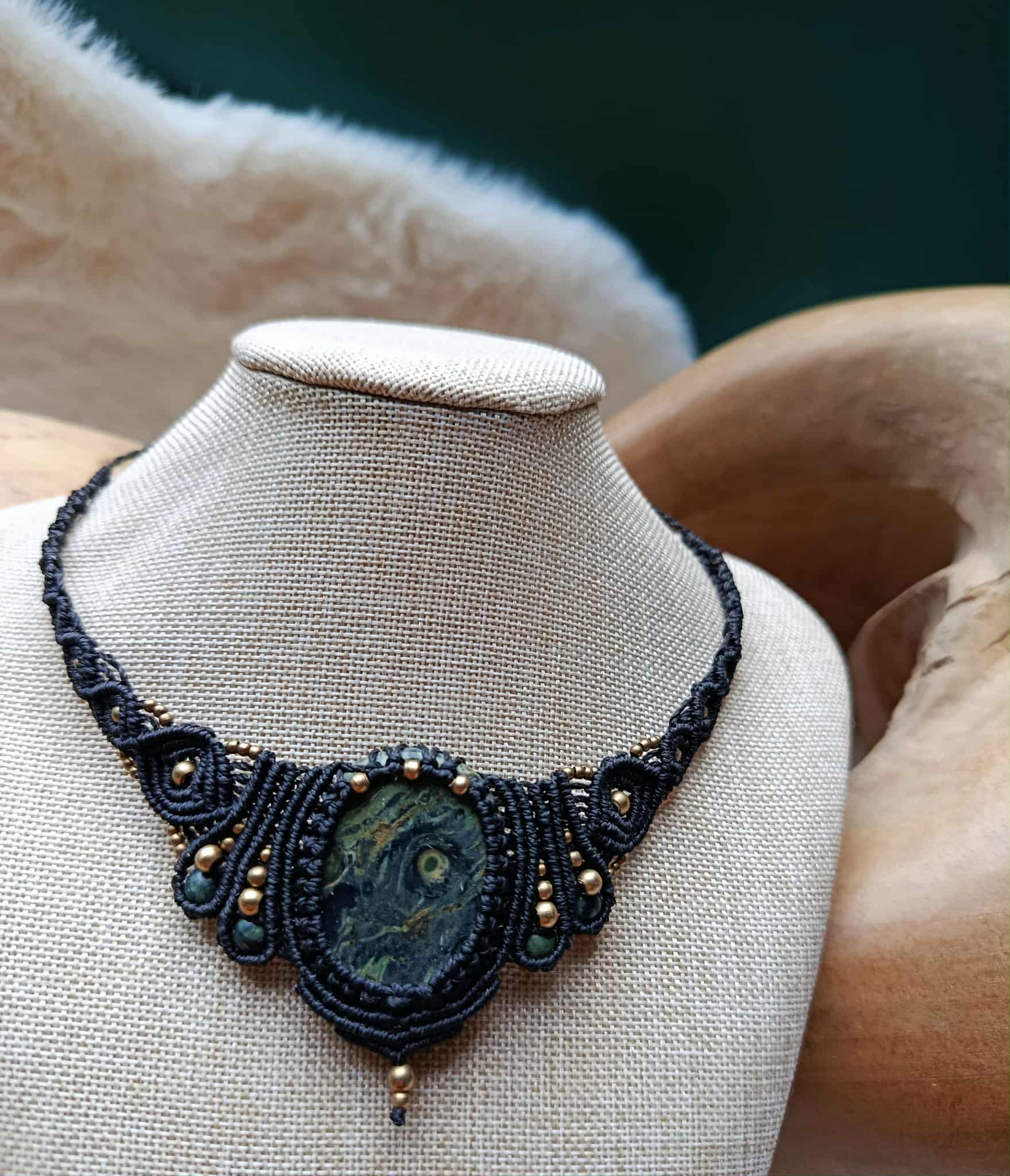 Collier en Micromacramé Noir – Pierre Kambaba & Perles en Laiton Inoxydable | Bijou Artisanal en Pierre Naturelle Unique