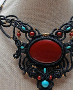 Collier plastron en micromacramé noir inspiration égyptienne – Jaspe rouge, turquoise, perles & breloque en laiton inoxydable