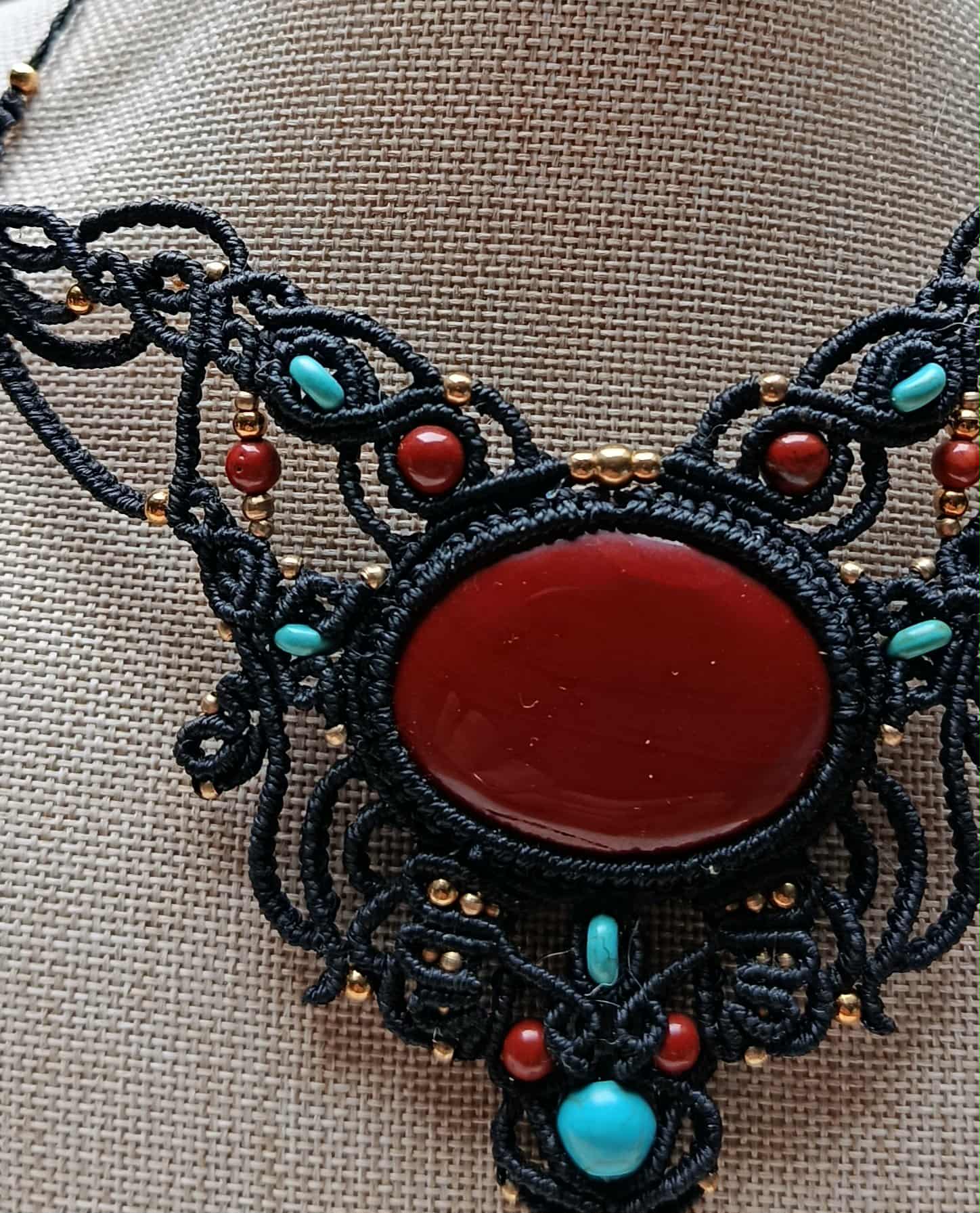Collier plastron en micromacramé noir inspiration égyptienne – Jaspe rouge, turquoise, perles & breloque en laiton inoxydable