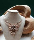 Collier mini plastron en micromacramé beige & brun – cabochon agate & perle en laiton inoxydable, bijou artisanal unique