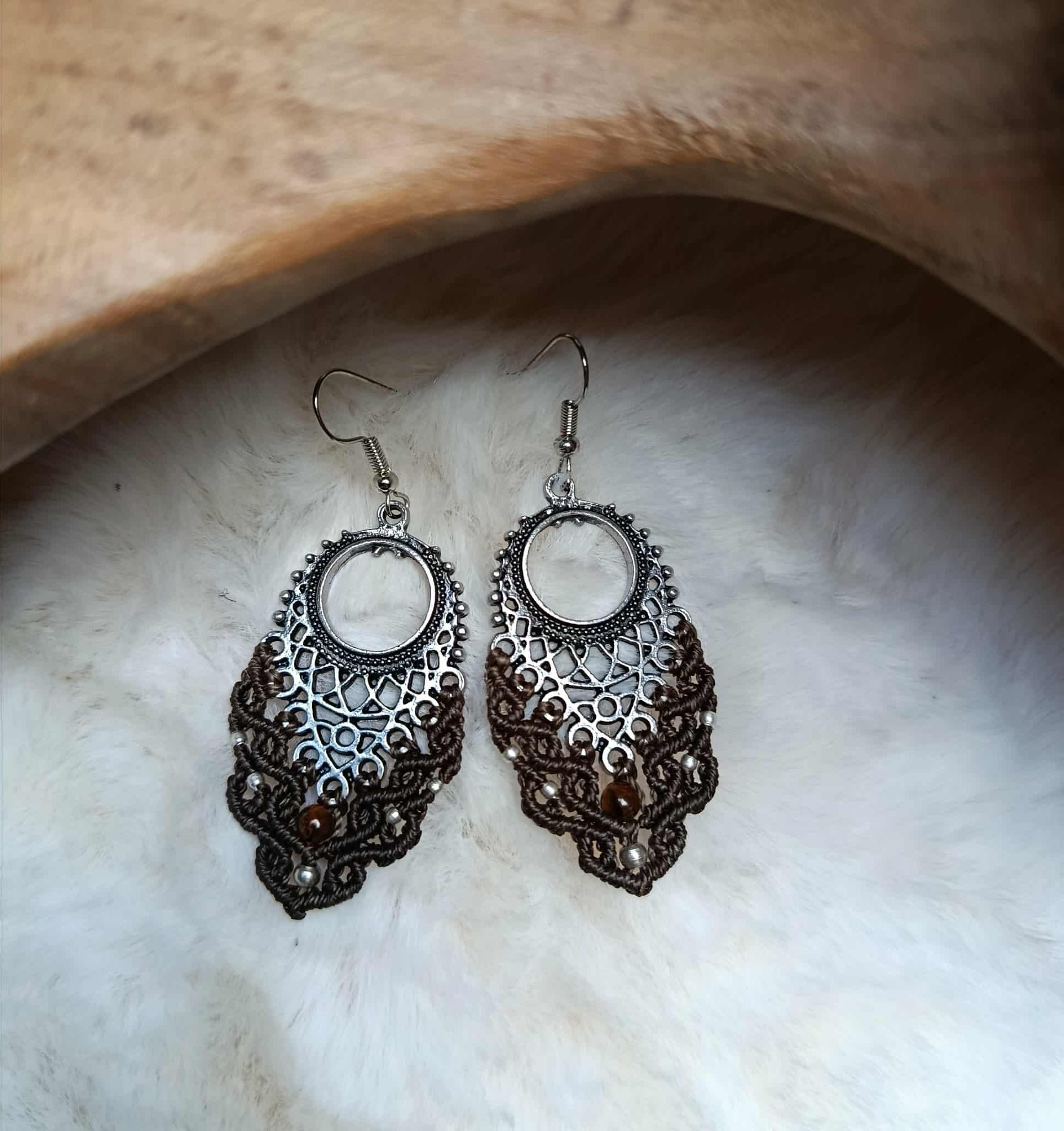 Boucles d’oreilles en micromacramé fil chocolat et perles œil de tigre – Bijou artisanal chic en argent inoxydable