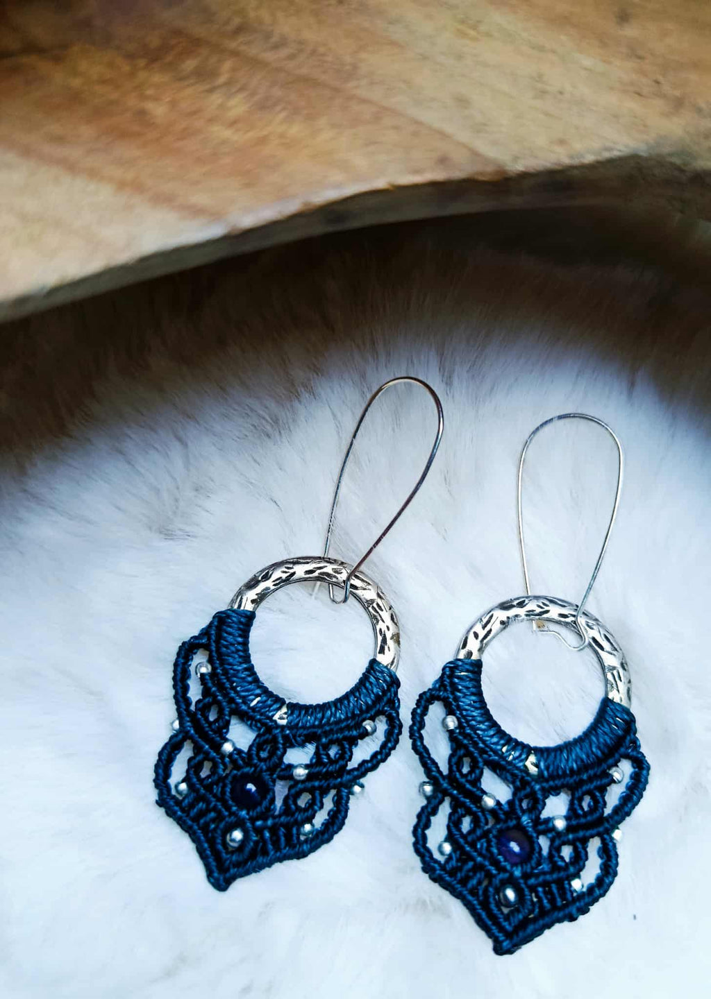 Boucles d’oreilles en micromacramé fil bleu-vert sur anneaux argentés recyclés avec attaches dormeuses