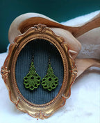 Boucles d’oreilles florales en fil vert et perles en laiton inoxydable | Bijou artisanal bohème chic fait main