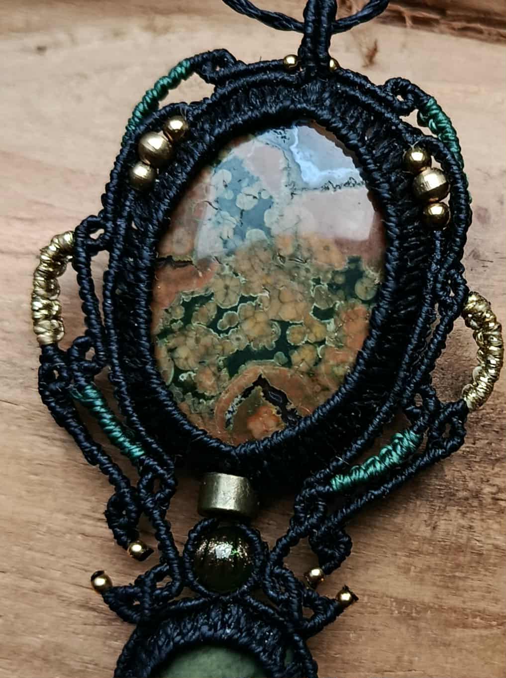 Bijou Artisanal en Micromacramé – Pendentif Galet Naturel et Pierre Semi-Précieuse, Fils Noir et Or