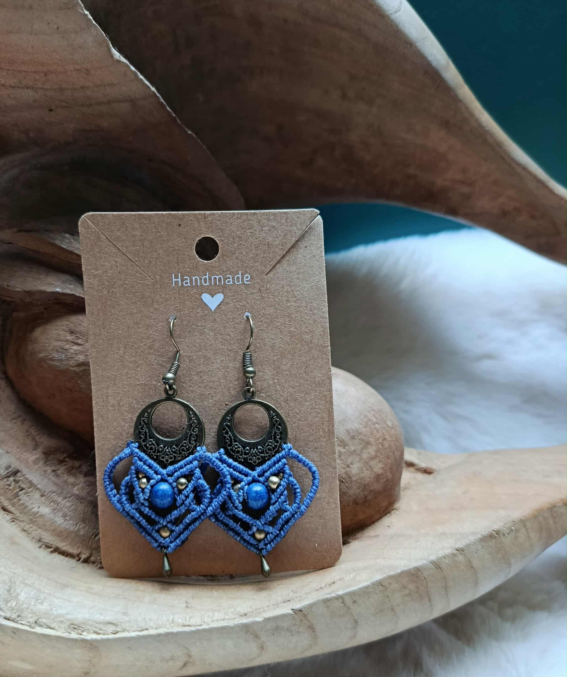 Boucles d’oreilles en micromacramé bleu – pierre naturelle bleue et perles en laiton inoxydable | Bijou artisanal bohème chic fait main