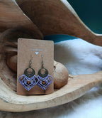 Boucles d’oreilles en micromacramé mauve clair – perles œil de tigre et laiton inoxydable | Bijou artisanal bohème chic fait main