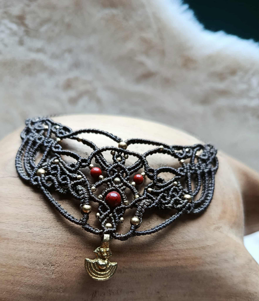"Plastron Artisanal en Micromacramé – Perle de Jaspe Rouge et Breloque Acier Inoxydable"