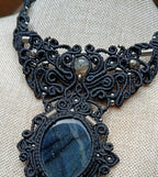 Collier plastron en micromacramé noir – pierre de labradorite, perles recyclées et acier inoxydable, bijou artisanal unique