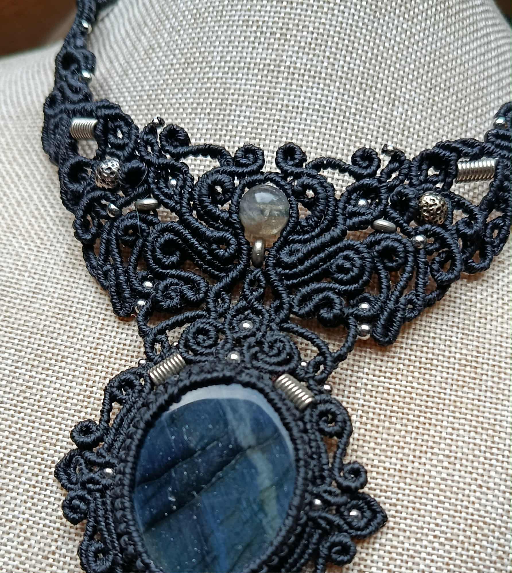 Collier plastron en micromacramé noir – pierre de labradorite, perles recyclées et acier inoxydable, bijou artisanal unique