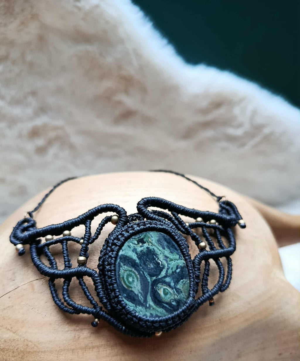 Collier Mini Plastron en Micromacramé Noir – Pierre Kambaba & Perles en Laiton Inoxydable | Bijou Artisanal Unique & Naturel