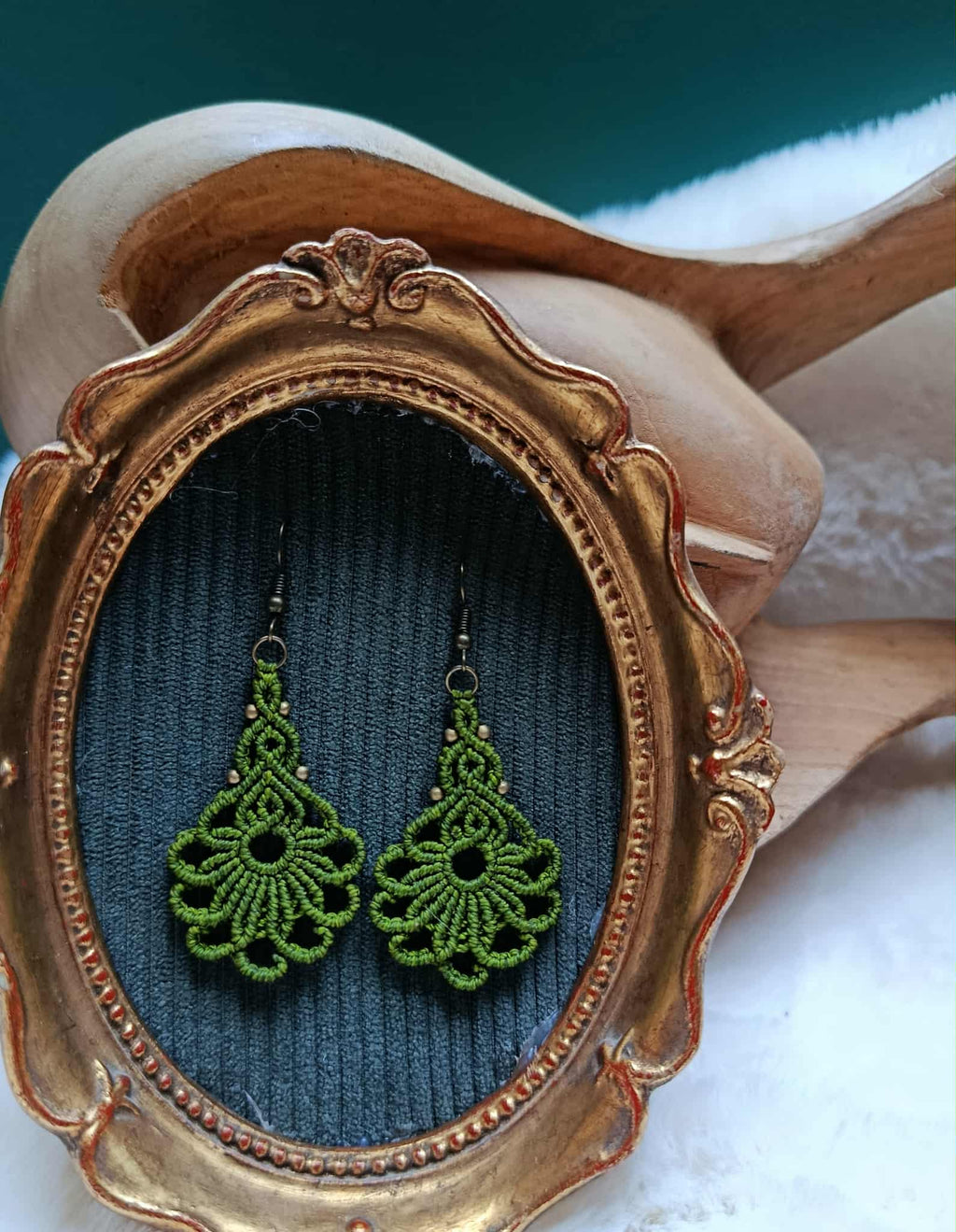 Boucles d’oreilles florales en fil vert et perles en laiton inoxydable | Bijou artisanal bohème chic fait main