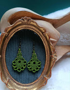 Boucles d’oreilles florales en fil vert et perles en laiton inoxydable | Bijou artisanal bohème chic fait main