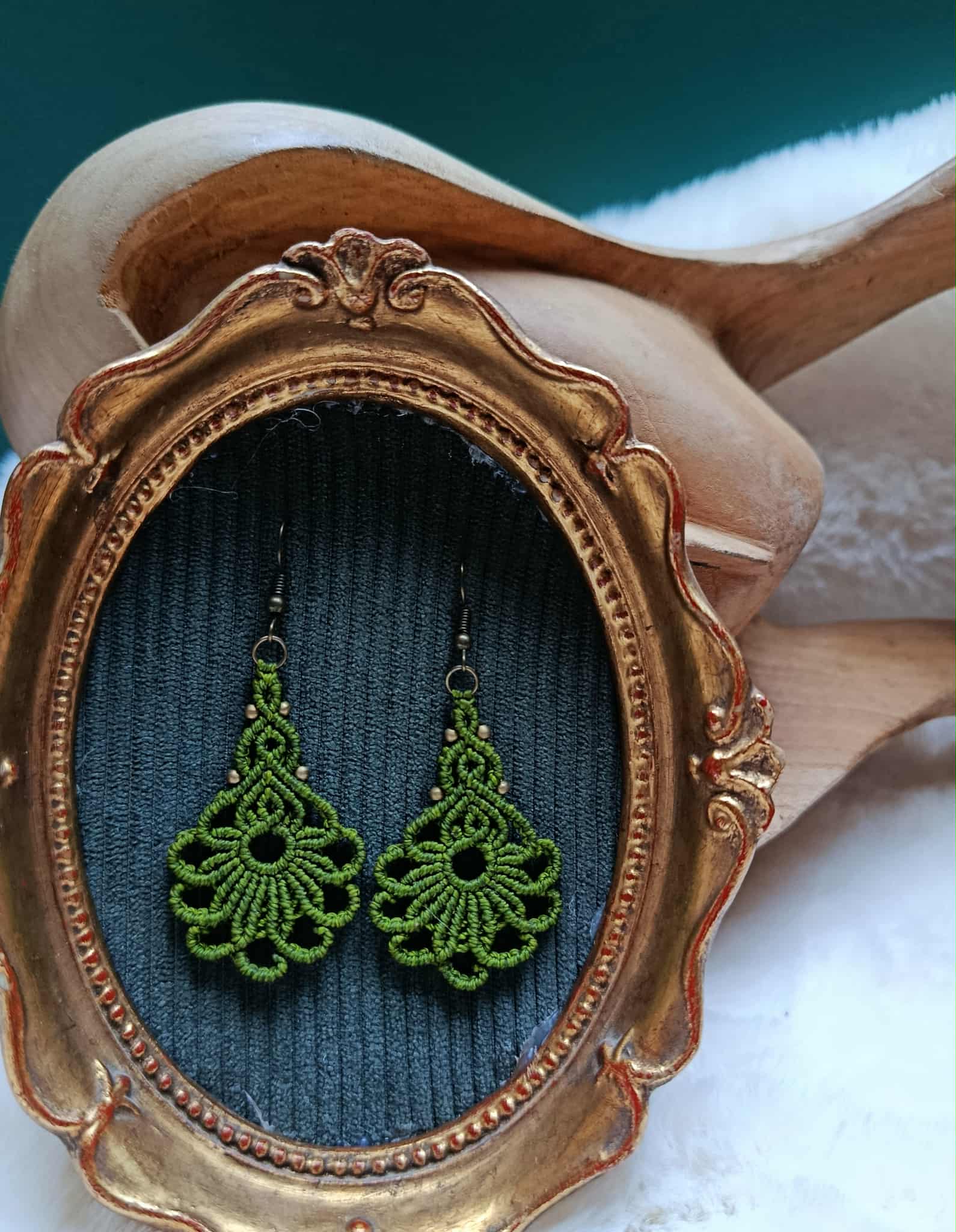 Boucles d’oreilles florales en fil vert et perles en laiton inoxydable | Bijou artisanal bohème chic fait main