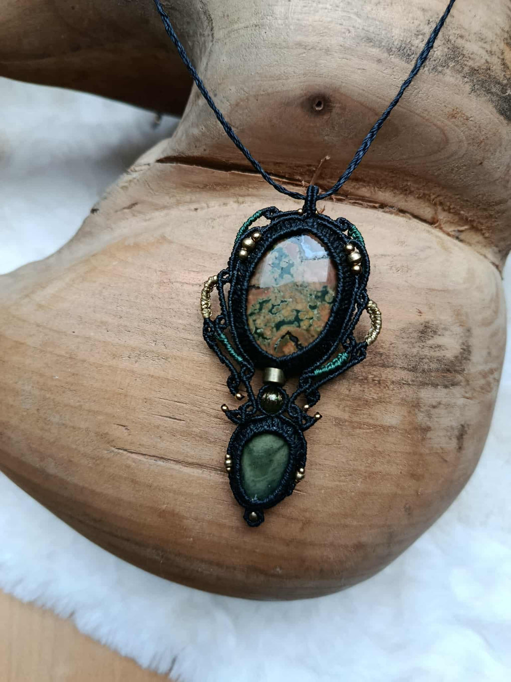 Bijou Artisanal en Micromacramé – Pendentif Galet Naturel et Pierre Semi-Précieuse, Fils Noir et Or