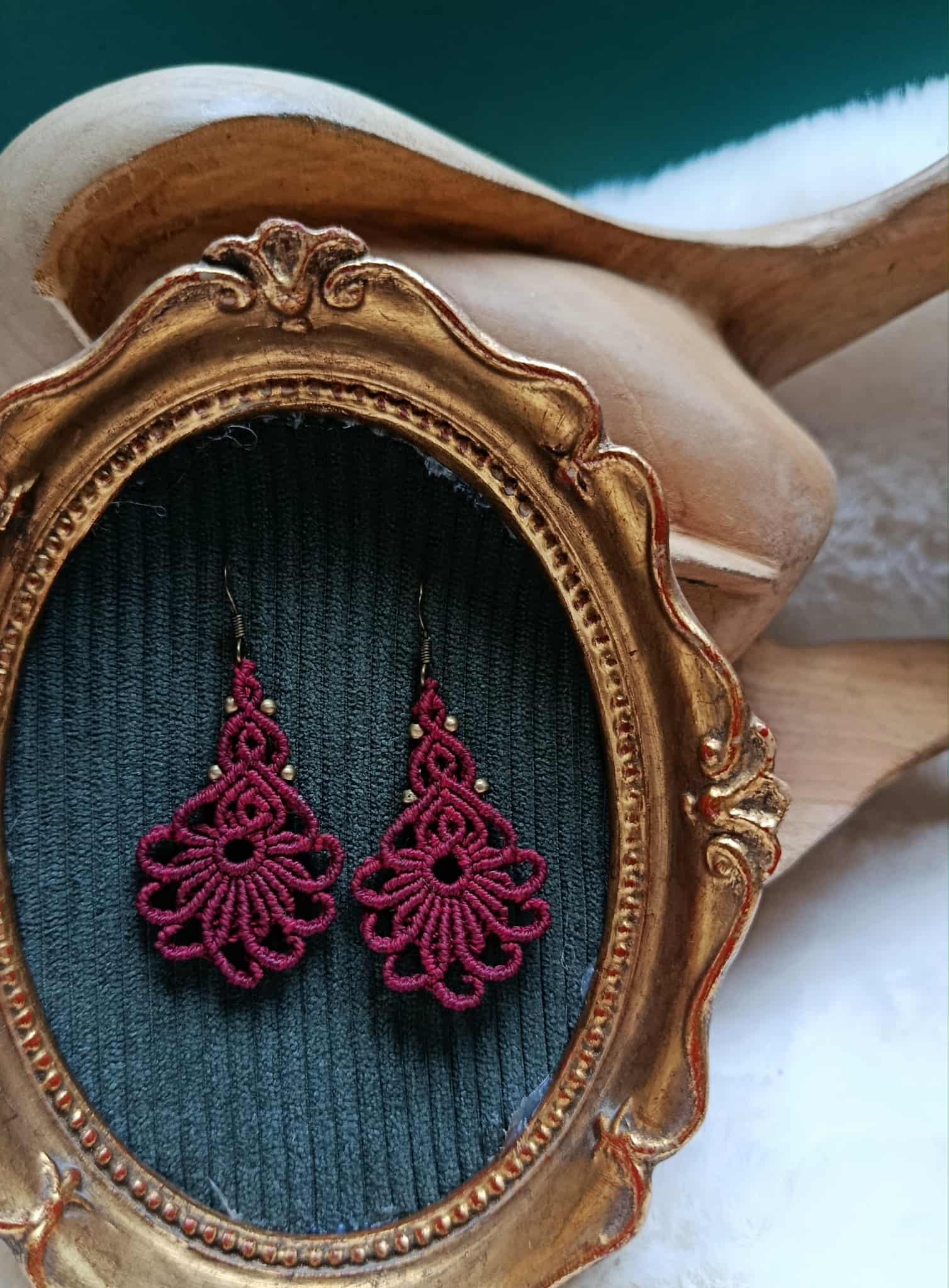Boucles d’oreilles florales en fil bordeaux – perles en laiton inoxydable | Bijou artisanal bohème chic fait main