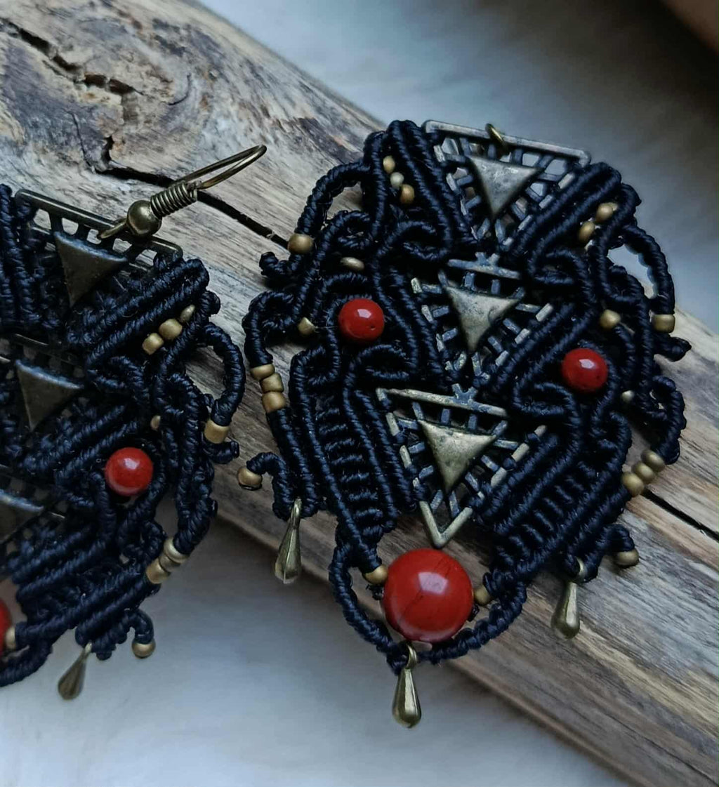 Boucles d’oreilles en micromacramé avec supports laiton recyclés, fil noir, pierre jaspe rouge et perles en laiton