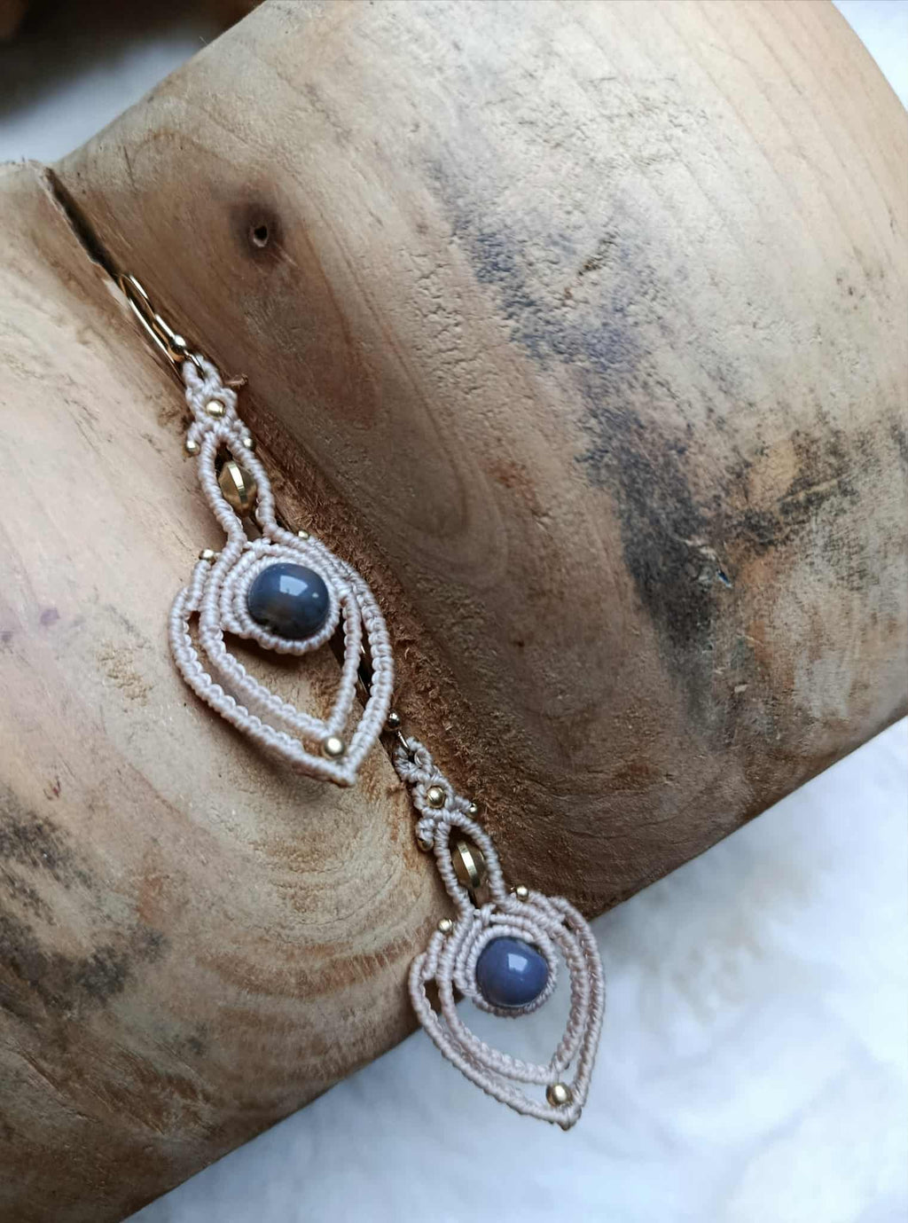 Boucles d’oreilles en micromacramé beige – perle vert d’eau recyclée & laiton inoxydable